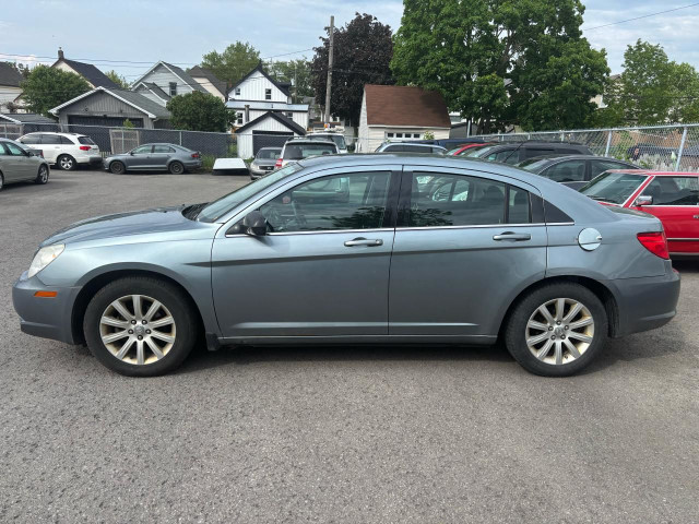 2010 Chrysler Sebring Touring in Cars & Trucks in St. Catharines - Image 4
