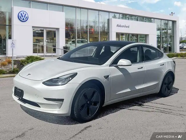 2019 Tesla Model 3 in Cars & Trucks in Abbotsford - Image 2
