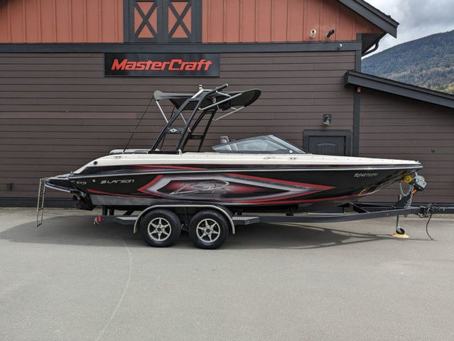 2014 Larson LSR 2300 in Powerboats & Motorboats in Chilliwack - Image 2