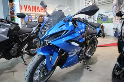 2025 Suzuki GSX-8R THE NEW STANDARD OF SPORT PERFORMANCE One glance, and the cutting-edge sportbike...