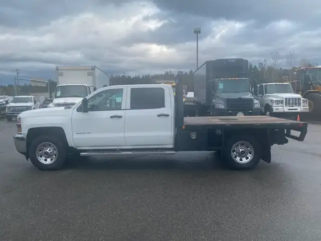 2015 chevrolet Silverado 3500HD 8 Foot Flat Deck 4WD in Heavy Trucks in Richmond - Image 3