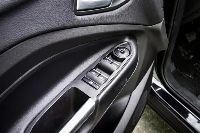 2019 Ford Escape SE FWD • HEATED SEATS • CP/AA • REMOTE START in Cars & Trucks in Ottawa - Image 11