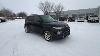 This Kia Soul is equipped with: Cloth Seating Surfaces, Heated front seats, Heated Steering Wheel, R... (image 2)