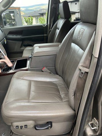 ANTI-SPIN REAR AXLE, FOLD-AWAY PWR TRAILER TOW MIRRORS, LEATHER-TRIMMED LOW-BACK BUCKET SEATS, 6-SPE... (image 1)
