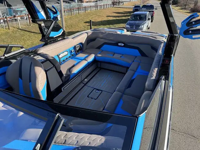 2025 Centurion Ri245 in Powerboats & Motorboats in Kelowna - Image 22