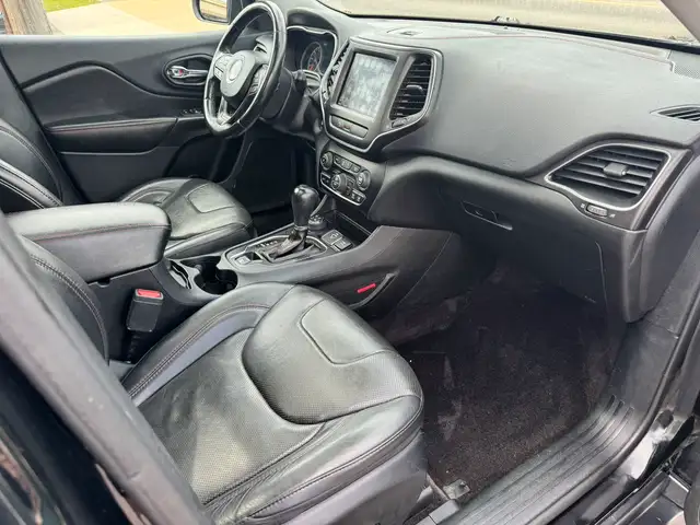 2019 Jeep Cherokee Trailhawk 3.2L 4WD in Cars & Trucks in Calgary - Image 22