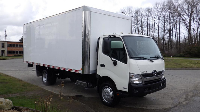 2017 Hino 195 20 Foot Cube Truck 3 Seater Diesel in Cars & Trucks in Richmond