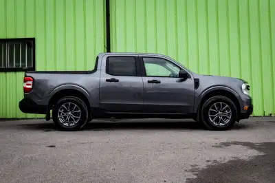 Low Mileage, Apple CarPly, Android Auto, 4G LTE, Streaming Audio, Automatic Emergency Braking! 6 LOC...