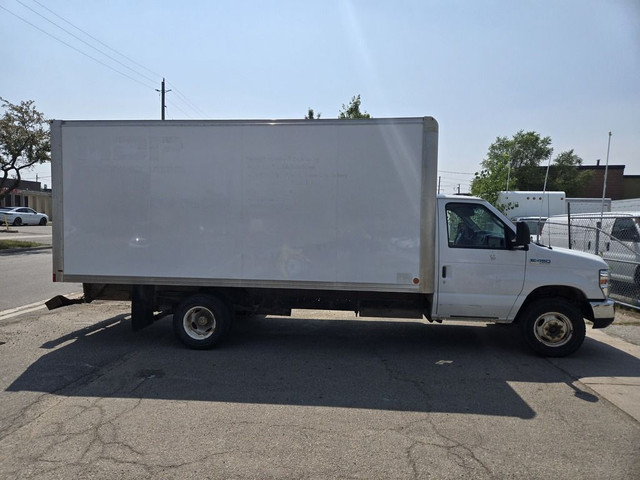 2017 Ford E-450 E-450 - 16Ft Box - Ramp - Gasoline in Cars & Trucks in City of Toronto - Image 2