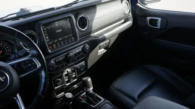2019 Jeep Wrangler Unlimited Sahara 4x4 | Leather in Cars & Trucks in Guelph - Image 15