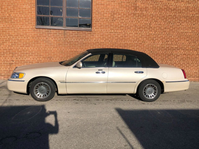 2001 Lincoln Town Car Cartier/ LOW KM 139 K KM/NO ACCIDENTS FULL in Cars & Trucks in Oakville / Halton Region - Image 4