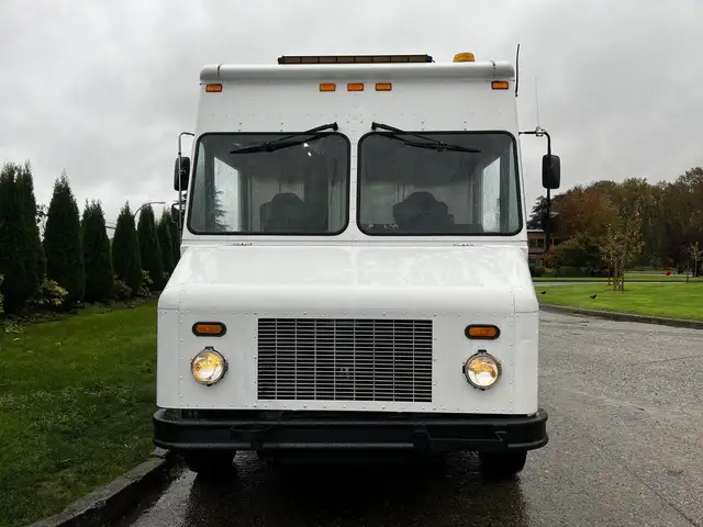 2005 Morgan Olson Workhorse 14 Foot Step Van with Shelving in Heavy Trucks in Delta/Surrey/Langley - Image 4