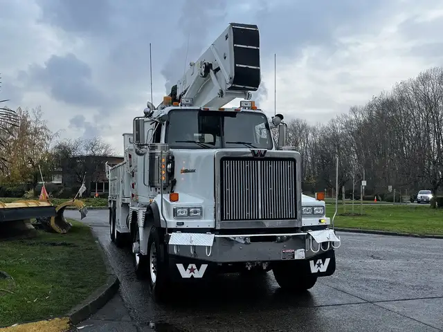 2011 Western Star 4900 Twin Steer DD15 Altec AH85A Bucket Truck in Heavy Trucks in Delta/Surrey/Langley - Image 3