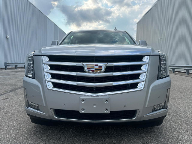 2015 Cadillac Escalade Premium Luxury 6.2L - 8 Passengers - More in Cars & Trucks in Mississauga / Peel Region - Image 2