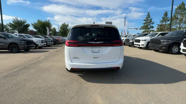 2024 Chrysler Pacifica Touring-L | Apple CarPlay | Heated Seats in Cars & Trucks in Edmonton - Image 4