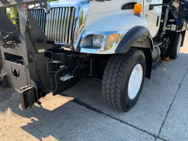 2007 international 7300 Dump Truck With Plow and Spreader Diesel in Heavy Trucks in Richmond - Image 27