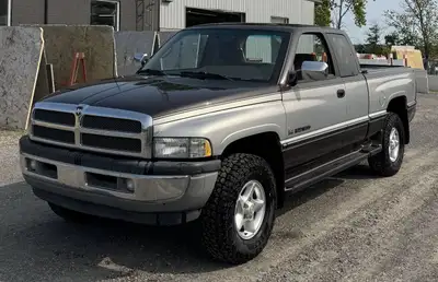 1997 Dodge RAM1500 SLT, 5.9L V8, Automatic Transmission, 4wd. 217816kms. Cloth seats, power windows,...