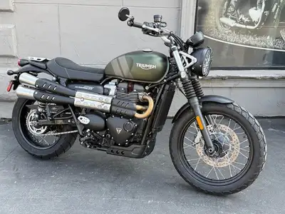 Used Street Scrambler 900 with only 1142 kms. EXTRAS INCLUDED: rear luggage rack and headlight guard...