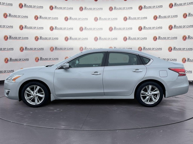  2015 Nissan Altima 4dr Sdn I4 CVT 2.5 SV/ Sunroof/ Bluetooth in Cars & Trucks in Calgary - Image 2