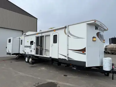The 2015 Forest River Wildwood DLX 402QBQ is a spacious and well-designed destination trailer, perfe...