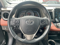 Le Toyota RAV4 Limited 2015 est un VUS compact haut de gamme qui combine fiabilité, confort et techn... (image 5)
