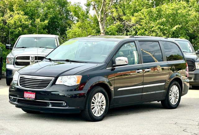 2014 Chrysler Town & Country Limited in Cars & Trucks in Oakville / Halton Region - Image 3