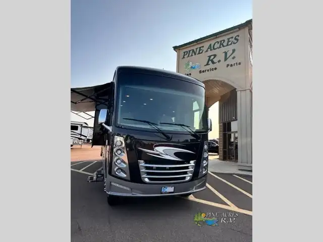 2020 Thor Motor Coach Challenger 37YT Washer & Dryer 12 k Miles in RVs & Motorhomes in Moncton - Image 8