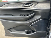 When you want long haul comfort wrapped in luxury, the most award-winning SUV ever is the only answe... (image 9)