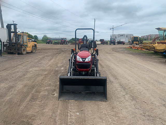 2022 YANMAR SA221 TRACTOR WITH LOADER AND BACKHOE (TLB) in Farming Equipment in London - Image 3