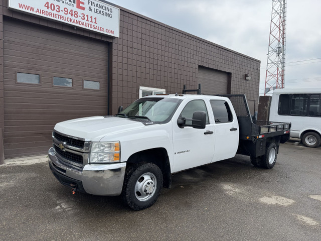 2007 Chevrolet Silverado 3500HD Flat Deck 4X4 in Cars & Trucks in Calgary - Image 2
