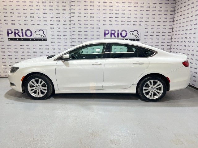 2015 Chrysler 200 in Cars & Trucks in Ottawa - Image 2