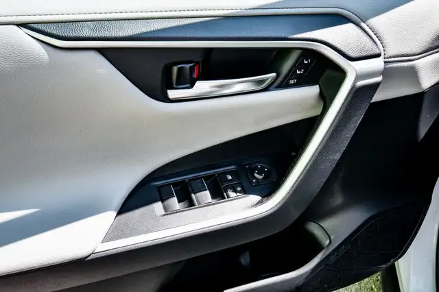 2019 Toyota RAV4 Hybrid Limited • SUNROOF • COOLED LEATHER • CP/ in Cars & Trucks in Cornwall - Image 12