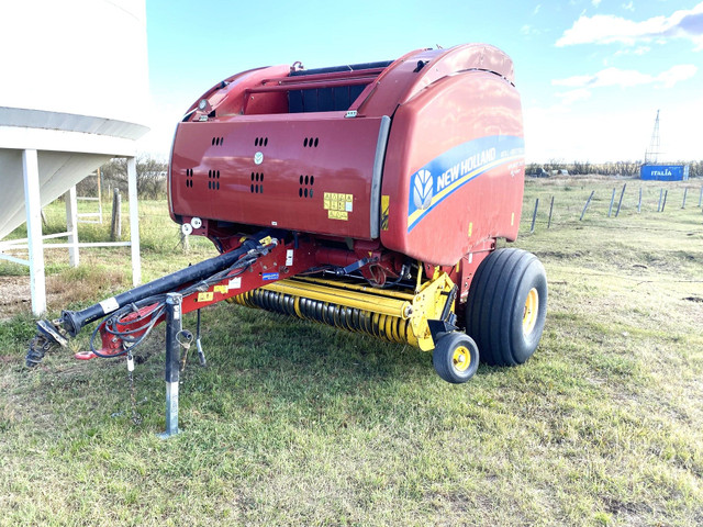 2014 New Holland RB560 Round Baler in Farming Equipment in Saskatoon
