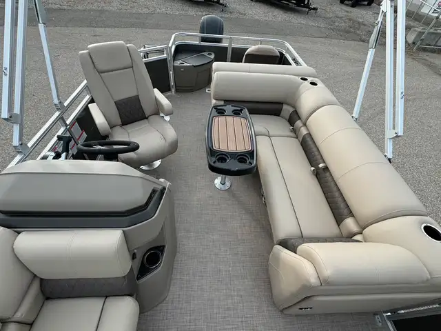 2025 Sun Tracker Fishin' Barge 20 DLX, pontoon boat in Powerboats & Motorboats in Vernon - Image 22
