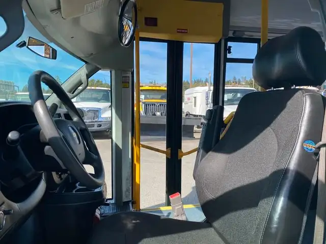 2017 chevrolet Express G4500 21 Passenger Bus With Wheelchair Ac in Heavy Trucks in Richmond - Image 16