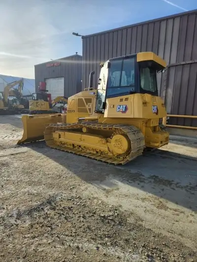 ENCLOSED CAB, AIR CONDITIONING & HEATER, AIR RIDE SEAT, PRE-WIRED FOR GRADE CONTROL, HYDROSTATIC DRI...
