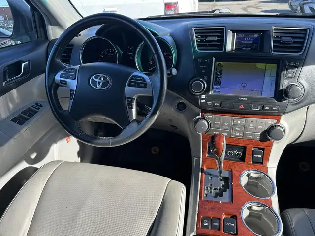 2012 Toyota Highlander Limited in Cars & Trucks in Mississauga / Peel Region - Image 29