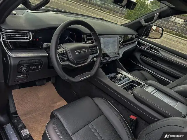2023 Jeep Grand Wagoneer L Series II | Vented 1st and 2nd Row dans Autos et camions dans Calgary - Image 13