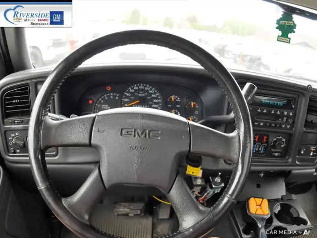2006 GMC Sierra 2500HD SL in Cars & Trucks in Brockville - Image 17