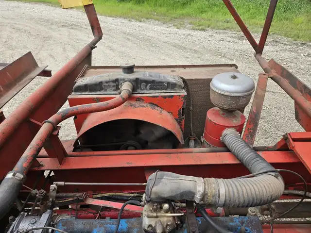 New Holland Square Bale Stackliner 1047 in Farming Equipment in Grande Prairie - Image 12
