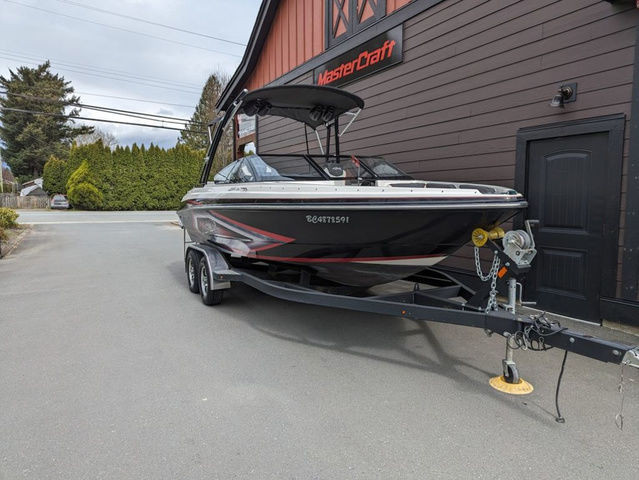 2014 Larson LSR 2300 in Powerboats & Motorboats in Chilliwack - Image 3