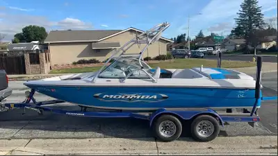 APPLY NOW: https://www.ridecollective.ca/get-pre-approved 2006 Moomba Outback V is a 21-foot towboat...