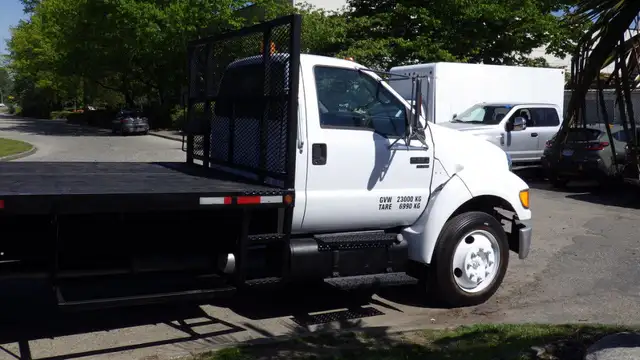2006 Ford F650 16 Foot Flat Deck in Cars & Trucks in Delta/Surrey/Langley - Image 14