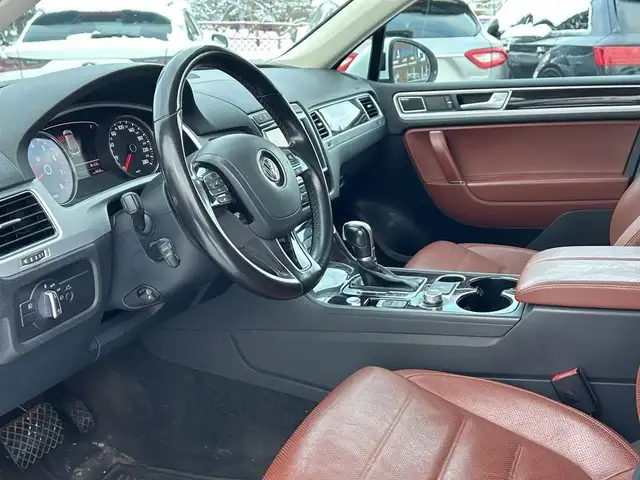 2017 Volkswagen Touareg Execline in Cars & Trucks in Calgary - Image 11