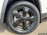 This Jeep Cherokee has a strong Regular Unleaded I-4 2.4 L/144 engine powering this Automatic transm... (image 9)
