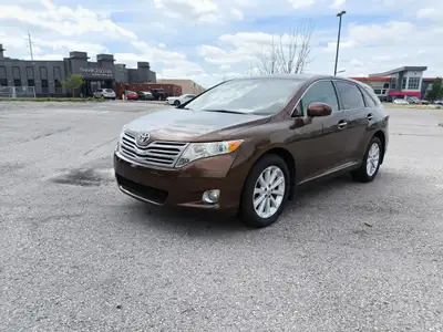 Selling a 2011 Toyota Venza LE all-wheel-drive with only 159,000 km Heated seat seats, leather Back...