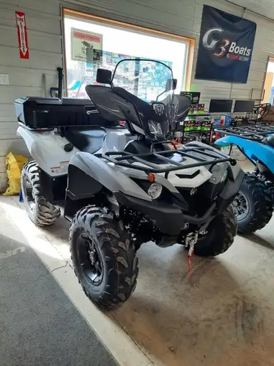 25000LB WARN WINCH, QUAD ZONE HEATED GRIPS, WINDSHIELD FAIRING, LEFT AND RIGHT MIRROR KIT, AND REAR...