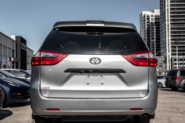 2020 Toyota Sienna CE | Clean CarFAX | Backup Camera in Cars & Trucks in Mississauga / Peel Region - Image 3