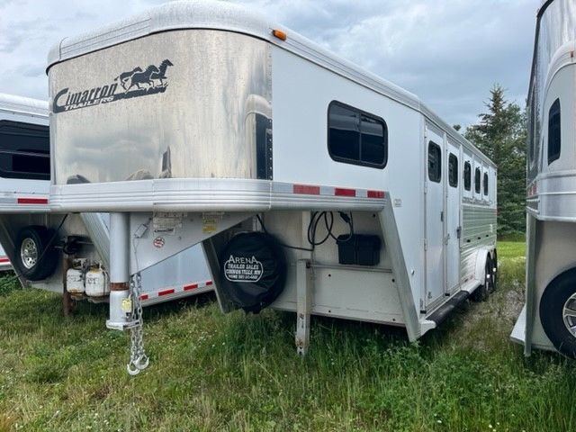2006 Cimarron 4 horse Trailer 21 ' Angle haul (convert) in Cargo & Utility Trailers in Calgary - Image 2
