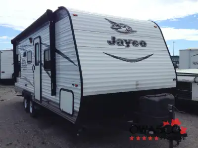 Load up your family and start your next camping trip with this 212QBW Jay Flight SLX travel trailer...